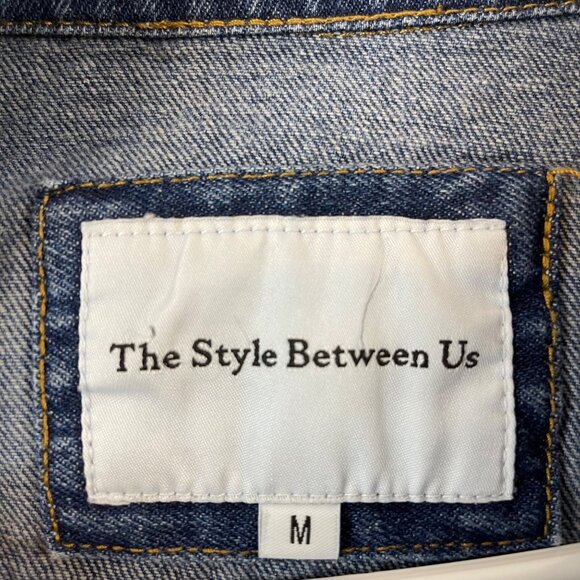 The Style Between Us Womens Medium Classic Blue Denim Jacket With Button Front - Picture 5 of 11